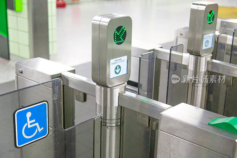 多伦多TTC Metrolinx Presto机器在繁忙的布鲁尔和央站。非接触式智能卡用于进入公共交通工具。